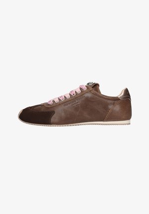 Bruine lage sneaker met roze veters, lichtbeige zool en metalen bronzen hiel detail, getoond in rechter zijaanzicht.