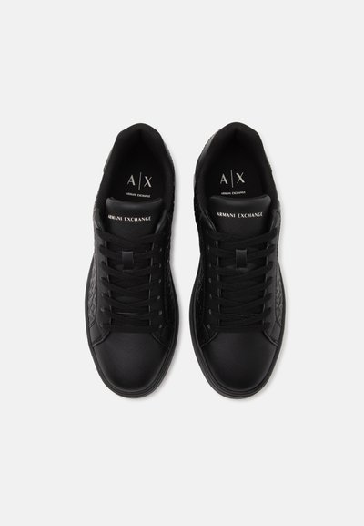 Paire de baskets noires Armani Exchange avec lacets et panneaux latéraux matelassés, vues de dessus sur fond blanc.
