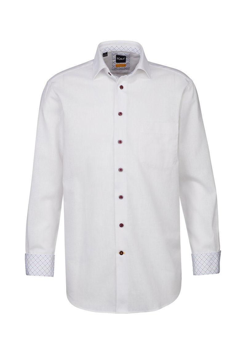 La camicia bianca a maniche lunghe presenta bottoni bordeaux, una tasca e dettagli blu a motivo sul colletto e sui polsini. Texture del tessuto liscia.