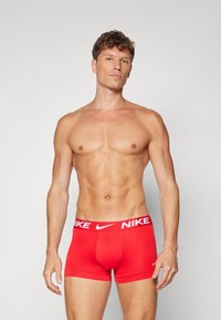 Nike Underwear ESSENTIAL TRUNK 3 PACK - Boxers - life print/uni red/black