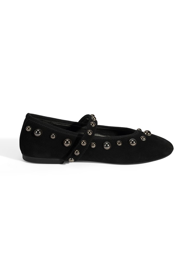 Schwarze Wildleder Ballerinas mit runder Spitze, Knöchelriemen und dekorativen schwarzen Metallnieten an den Seiten.