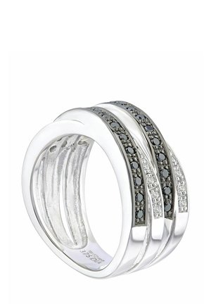 Silberring mit drei miteinander verflochtenen Bändern, die mit schwarzen und klaren Steinen in einem strukturierten Design versehen sind. Glatte Oberfläche mit polierten Akzenten.