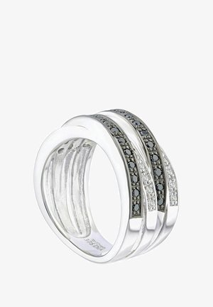 Strieborný prsteň s tromi vzájomne prepletenými pásikmi, na ktorých sú osadené čierne a priehľadné kamene v textúrovanom dizajne. Hladký povrch s lesklými akcentmi.