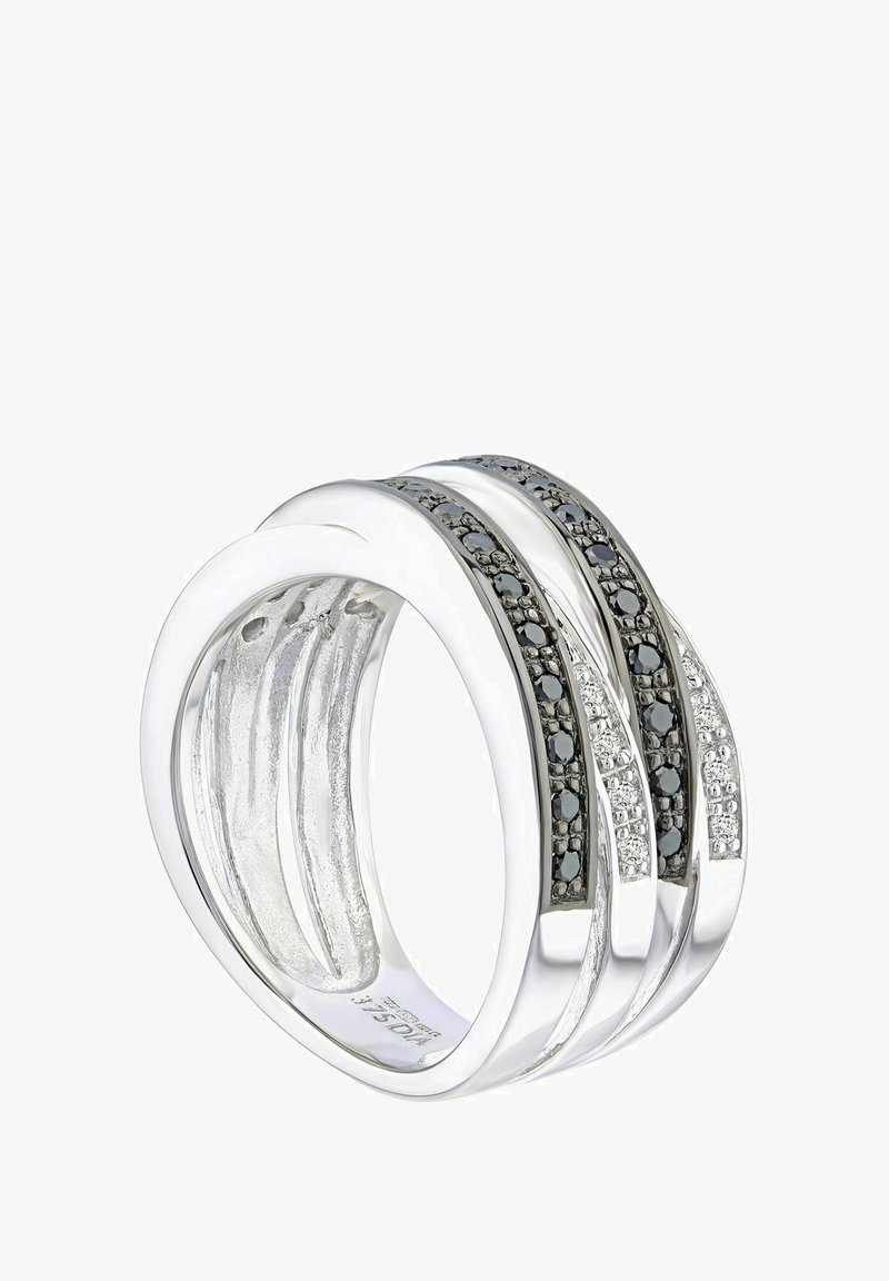 Srebrni prsten s tri isprepletene trake sa crnim i prozirnim kamenjem postavljenim u teksturiranom dizajnu. Glatka završna obrada s poliranim akcentima.