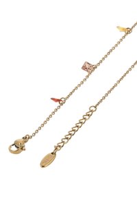 Arany színű láncnyaklánc, amely homár kapoccsal, rózsaszín és narancssárga geometrikus charmokkal és sima, fényes felülettel rendelkezik.