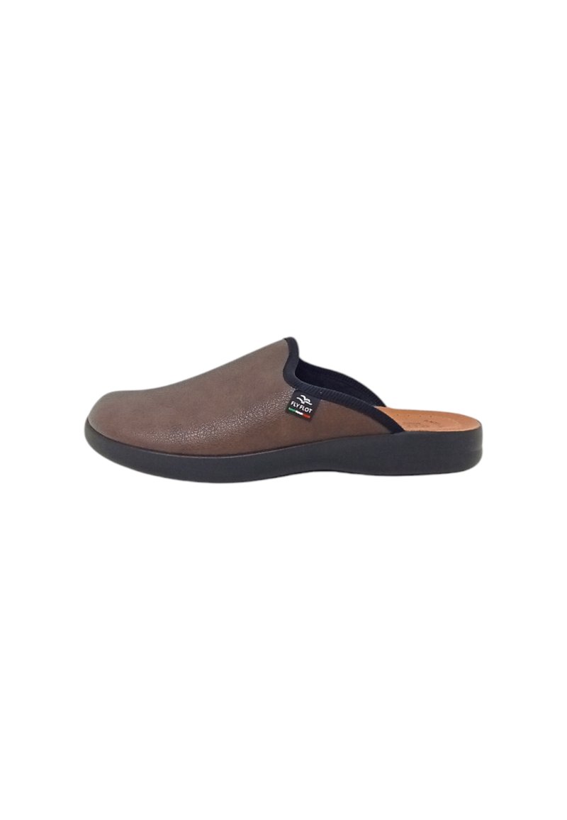 Zoccoli in pelle marrone slip-on con finitura testurizzata, morbida fodera interna e suola in gomma nera. Presenta una piccola etichetta con logo sul lato.