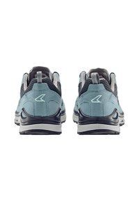 Ein Paar hellblauer und schwarzer Sportschuhe, von hinten gezeigt, mit Zuglaschen und strukturierten Mesh-Stoffakzenten.