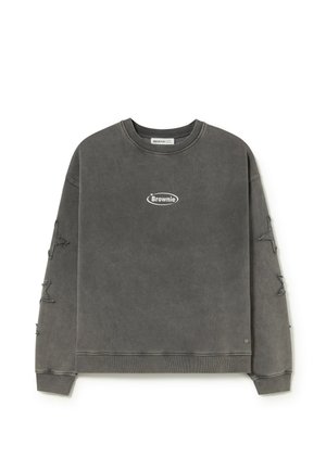 Sudadera gris oscuro con cuello redondo, con el logo "Brownie" en el pecho y parches de estrellas desgastadas en ambas mangas.