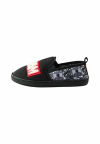 Sorte slip-on sko med struktureret sort stof og et rødt broderet flap, prydet med et tegneserie-motiv på siden og en gummisål.