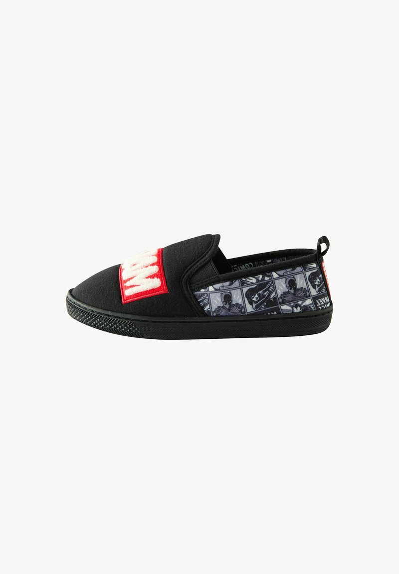 Chaussure noire à enfiler avec un patch rouge indiquant "MARVEL" et un panneau latéral comportant des illustrations en style bande dessinée en noir et blanc.