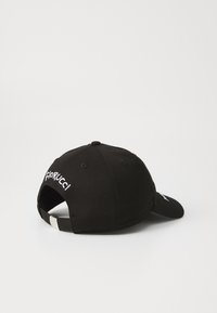 Schwarze Baseballkappe aus Baumwolle, mit aufgesticktem "Fiorucci"-Text auf der Rückseite, verstellbarem Riemen mit einem Plastikverschluss und einem gebogenen Schirm.