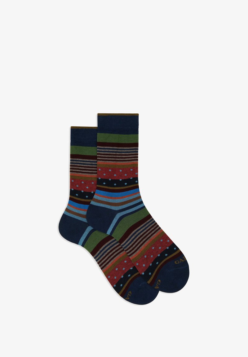 Calzini multicolori con righe audaci, pois e bande. I colori includono blu navy, rosso, verde e marrone con texture a contrasto.
