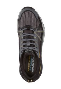 Pánské černé a šedé tenisky Skechers s síťovinovým svrškem, šedými šněrovadly a stélkou z paměťové pěny, pohled shora.