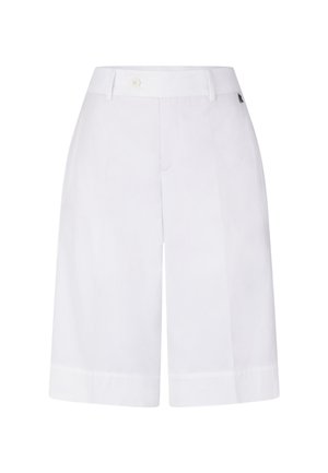 Shorts blancs sur mesure, longueur genou, avec pli frontal, taille boutonnée, passants pour ceinture et petite étiquette logo latérale sur fond uni.