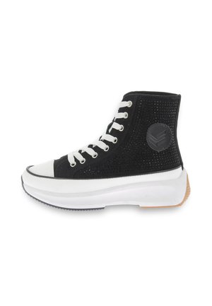 Sneaker alto nero con lacci bianchi, tomaia perforata, punta in gomma e una suola bianca spessa con un accento marrone sul tallone.