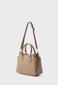 Beež käekott struktureeritud disainiga, kahe ülalt kinnitusega sangaga, eemaldatava õlarihma ja kuldse tooniga detailidega. Tekstureeritud materjal küljetaskutega.