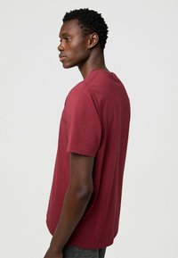 Wrangler GRAPHIC - T-shirts print - ruby_wine