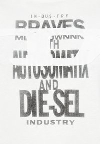 Λευκό βαμβακερό t-shirt με έντονο μαύρο κείμενο που περιλαμβάνει φράσεις όπως "Braves" και "Automatix and Diesel Industry." Μαλακή υφή, χαλαρή εφαρμογή.