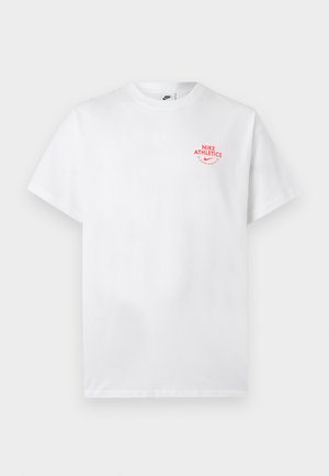 Hvid kortærmet Nike T-shirt med rød "Nike Athletics" logo på øverste venstre bryst, rund hals, ensfarvet design.