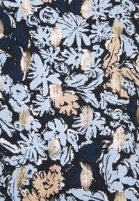 Materiał w kwiaty, w niebieskie i beżowe kwiaty na czarnym tle, z metalicznymi złotymi akcentami i teksturowanym wykończeniem.