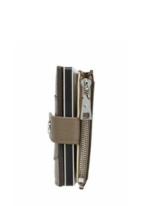 Portefeuille en cuir marron à surface texturée, fermeture zippée et bouton-pression. Il présente plusieurs emplacements pour cartes et une doublure intérieure lisse.