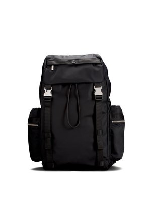 Czarny plecak z nylonu z metalowymi akcentami, zasuwany na sznurki, z regulowanymi ramiączkami i bocznymi kieszeniami na zamek. Gładka tekstura o matowym wykończeniu.