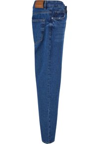 Džíny s rovnými nohavicemi v modré denimové barvě s vybledlým vzhledem, s koženou nášivkou na pásku a klasickým pětikapsovým designem.