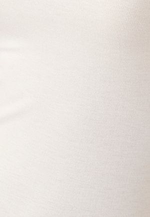 Tejido blanco acanalado que muestra finas líneas verticales y una textura suave, adecuado para prendas ajustadas o ropa casual.