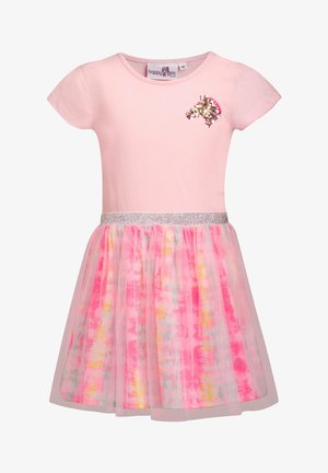 Różowa sukienka z krótkim rękawem z cekinowym jednorożcem na piersi, błyszczącym paskiem w talii oraz wielokolorową nakładką z tiulu w kolorach różowym, żółtym i niebieskim.