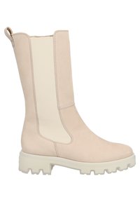 Botín beige hasta el tobillo con cuero texturizado y paneles laterales elásticos. Cuenta con una suela gruesa blanca con un grosor resistente para mayor tracción.