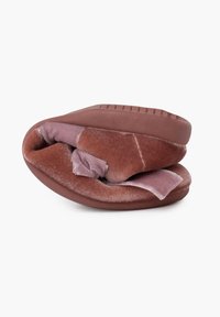 Pantuflas marrones plegadas con una parte superior de terciopelo suave y suela de goma con detalle texturizado. Diseño compacto para un fácil almacenamiento.