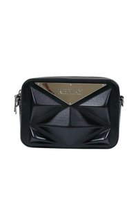 Bolso cruzado negro con un diseño geométrico texturizado y un brillante acento triangular plateado. Cuenta con un cierre de cremallera y correa ajustable.