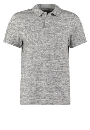 Grå polo skjorte med korte ermer, krage og tre knapper; har en brystlomme og et strukturert, heathered stoff.