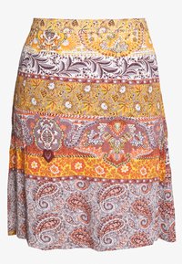 La falda con estampado floral presenta rayas horizontales en amarillo, naranja y gris, con diseños de paisley y patrones intrincados en diversas texturas.