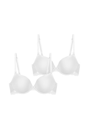 Weiße BHs mit geformten Cups und verstellbaren Trägern. Spitzenakzente am Band. Zwei Stücke frontseitig dargestellt. Glatte Textur und nahtloses Design.