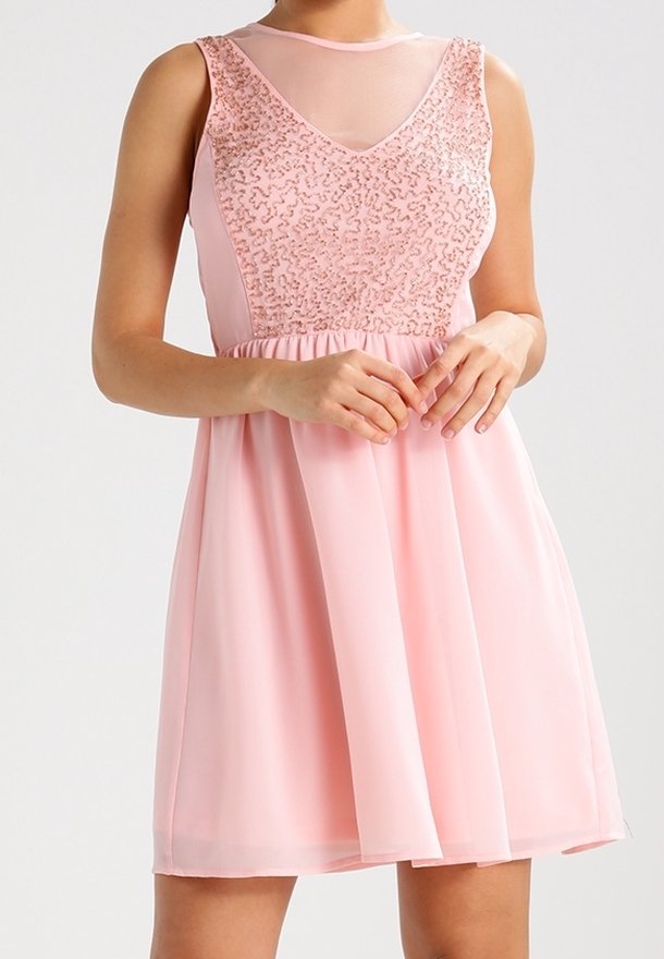Robe rose avec un corsage ajusté orné de sequins, un décolleté en maille et une jupe évasée et fluide en tissu léger.