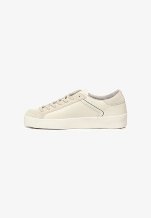 Leren sneaker in off-white met een gladde afwerking, ronde neus, klassieke vetersluiting en subtiele contrasterende stiksels langs de zijkant.