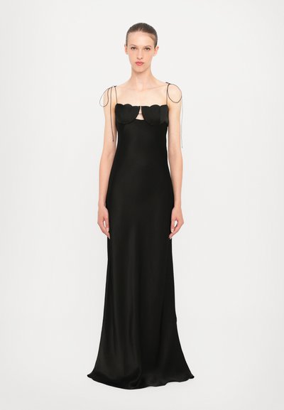 Robe de soirée en satin noir avec une silhouette ajustée, des accents de décolleté en forme de vagues et des bretelles fines et réglables. Elle tombe jusqu'au sol.