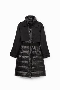 Manteau noir avec un haut structuré et court à la texture lisse, et une partie inférieure rembourrée et matelassée, complété par une taille ceinturée.