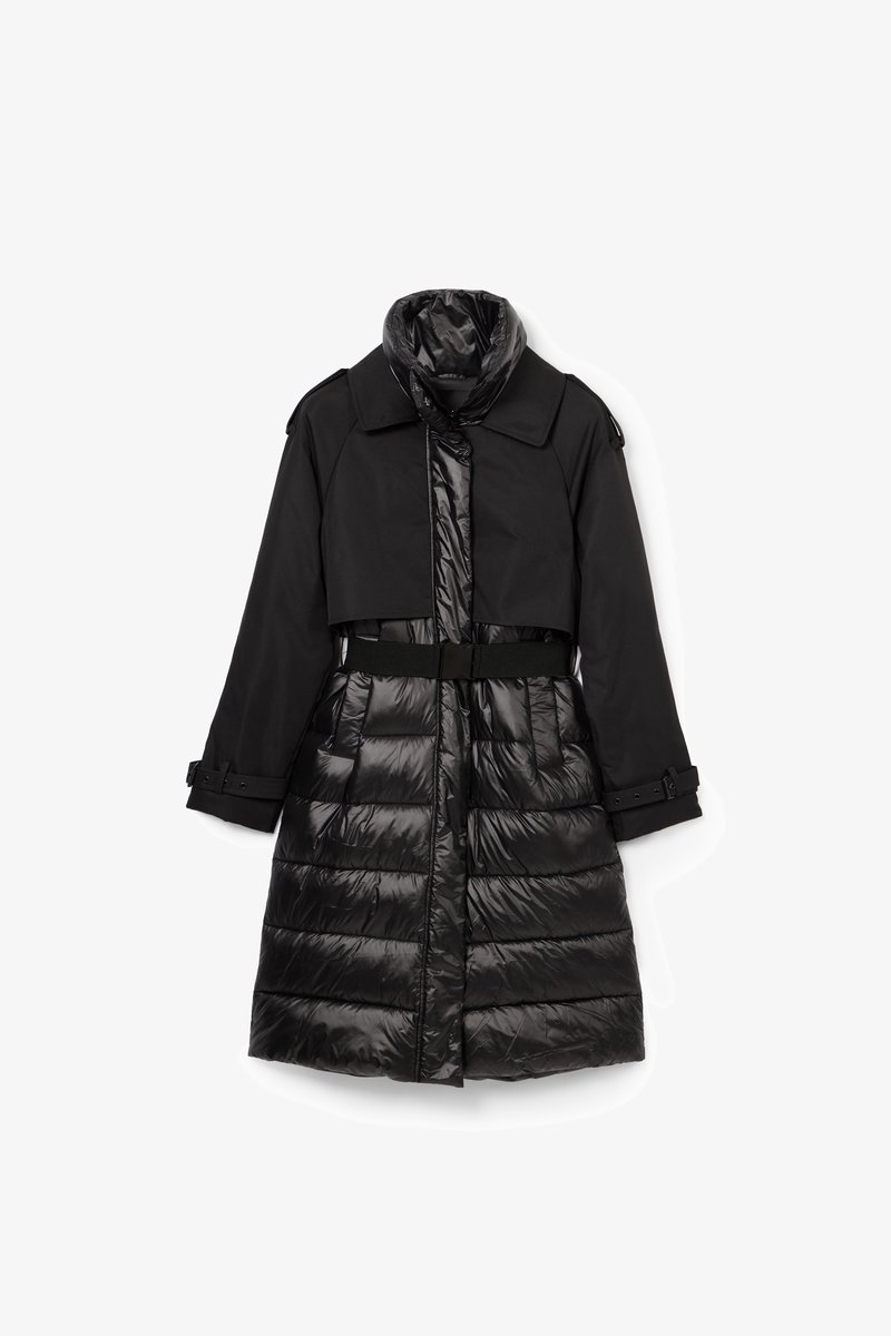 Cappotto nero con un superiore strutturato e corto, dalla consistenza liscia, e una parte inferiore gonfiata e trapuntata, completa di una vita con cintura.
