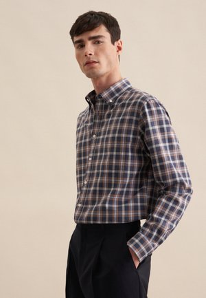 Button-down skjorte i ternet mønster, med marineblå, brun og hvid farver. Lange ærmer, standard krave og glat stof struktur.
