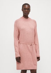 Abito lavorato a maglia in un delicato rosa, con colletto alto a coste, maniche lunghe e una cintura legata in vita. Midi con una vestibilità comoda.