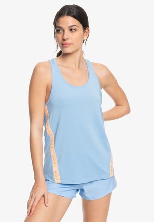 Hellblaues sportliches Tanktop mit orangefarbenem Seitenbranding. Hergestellt aus elastischem Stoff, mit Rundhalsausschnitt und Racerback-Design.