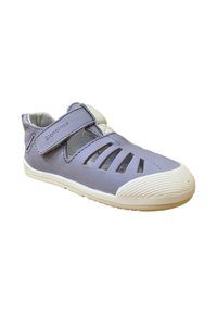 Zapato de cuero morado con detalles recortados, puntera de goma blanca y correa ajustable de Velcro. Textura suave y forma redondeada.