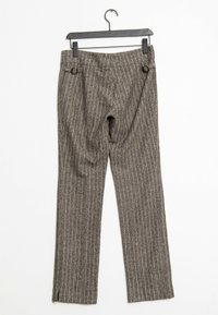 Braune und beige gestreifte Hose in taillierter Passform mit Gürtelschlaufen und zwei dekorativen Knöpfen am Bund. Strukturierten Stoff.