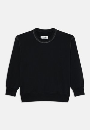 Schwarz, langärmliger Sweatshirt mit geripptem Textur, Rundhalsausschnitt und genähten Details entlang des Hals- und Schulternähte.
