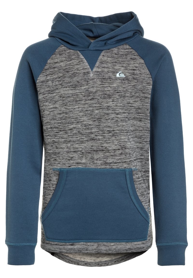 Sudadera con capucha que presenta un cuerpo texturizado gris con mangas azules, un bolsillo canguro en la parte frontal y un pequeño logo en el pecho.