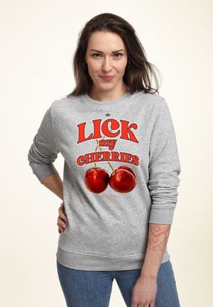 Felpa grigia con scritta in rosso brillante "LICK my CHERRIES" e due grafiche di ciliegie rosse lucide. Maniche lunghe e polsini a coste.