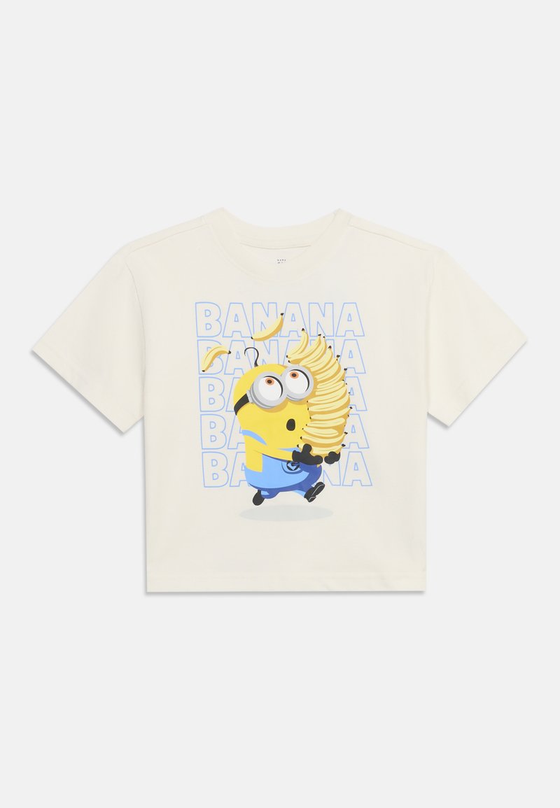 Λευκό μπλουζάκι με χαρακτήρα Minion που κρατάει μεγάλο μάτσο μπανάνες, με τη λέξη «BANANA» επαναλαμβανόμενη μπλε στο παρασκήνιο.