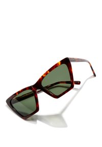 Ochelari de soare din material țestoasă, cu rame unghiulare, lentile verzi și o finisare lucioasă. Prezintă brațe groase cu un design minimalist.